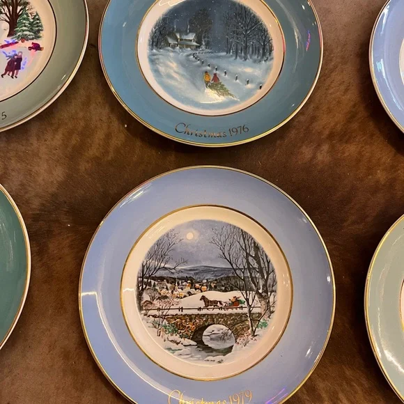 Wedgwood Holiday Scene Plate Set in Blue and Cream - Picture 12 of 13